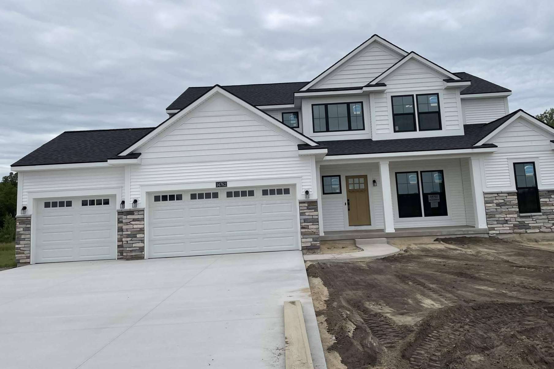 Pedroza Gutters LLC, experts in the installation of seamless gutters in all colors